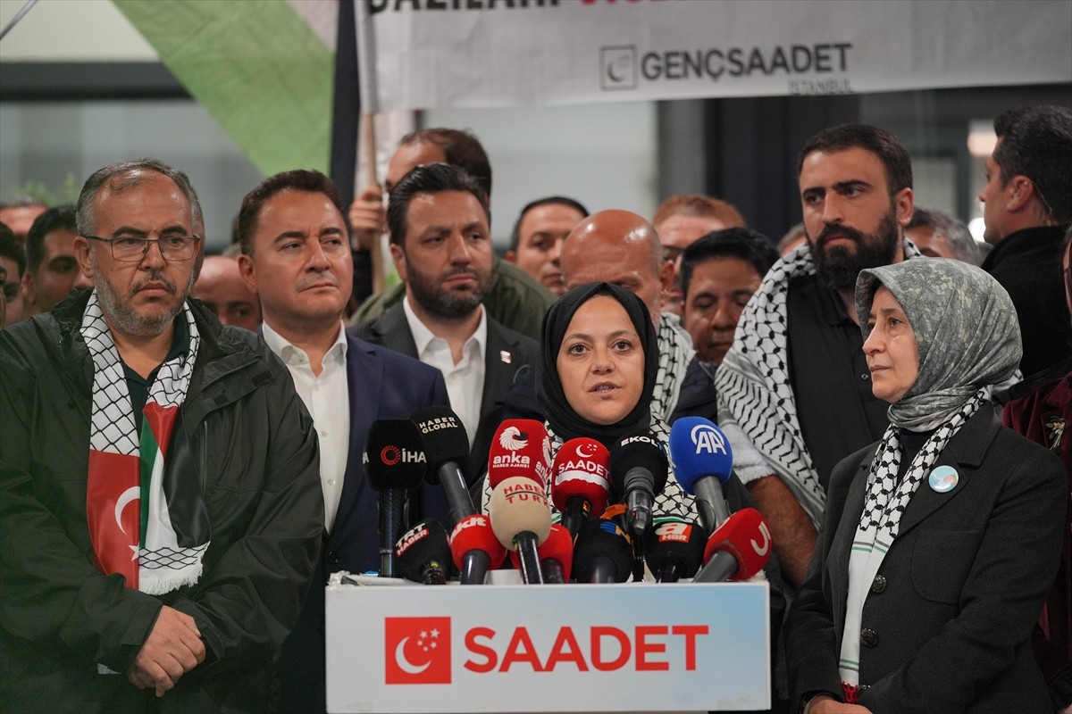 İsrail'in yasa dışı şekilde el koyduğu Özgürlük Filosu Koalisyonu'ndaki gemide yer alan...