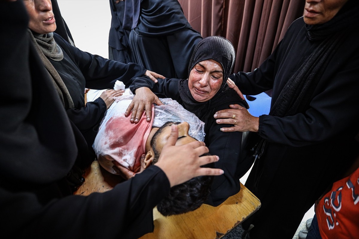 İsrail askerlerinin, ateşkese rağmen Gazze kentinin doğusundaki Et-Tuffah Mahallesi'ne düzenlediği...