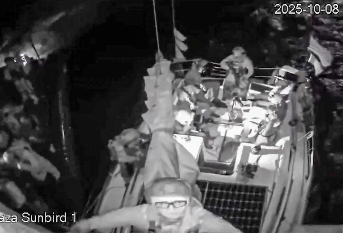 İsrail donanması unsurları, Gazze Şeridi'ne uygulanan yasa dışı ablukayı delmek ve insani yardım...