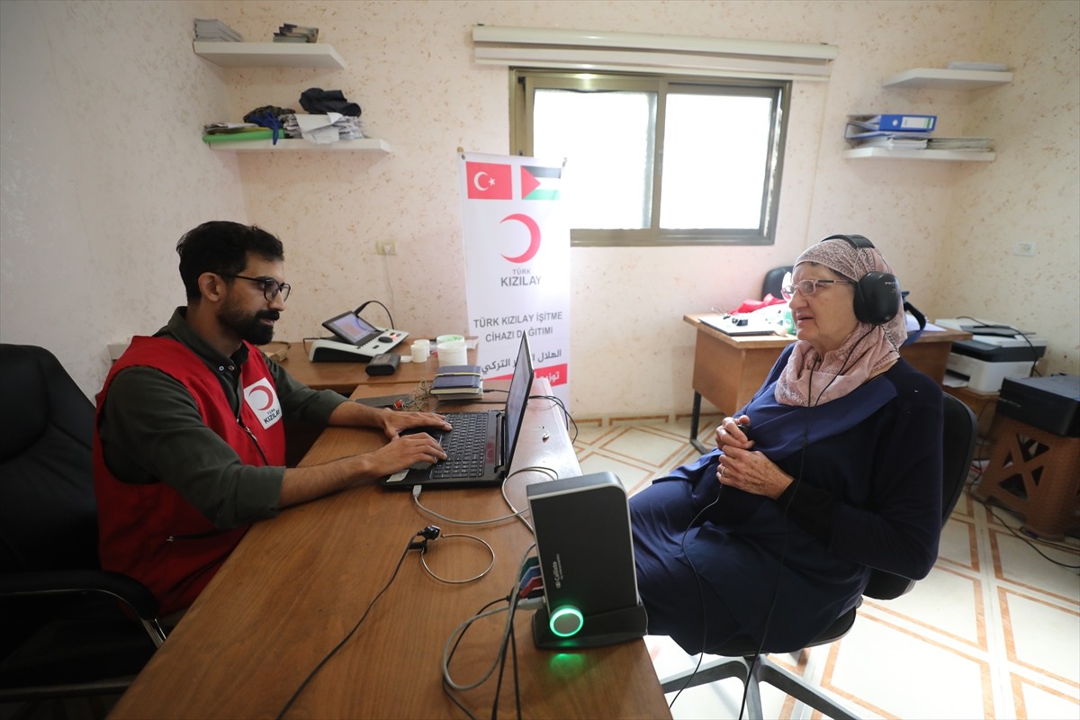 İsrail’in iki yıldır süren saldırıları nedeniyle işitme kaybı yaşayan Filistinlilere, Gazze...
