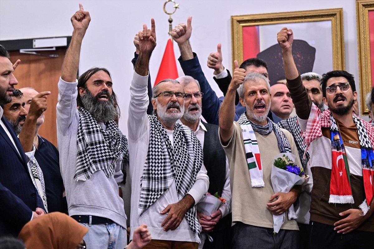 İsrail’in yasa dışı şekilde alıkoyduğu Küresel Sumud Filosu’ndaki Türk ve diğer ülke vatandaşları...