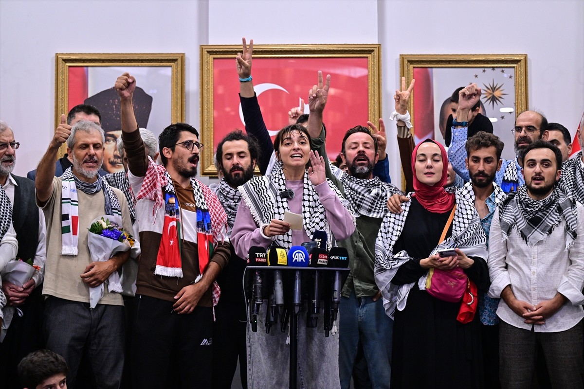 İsrail’in yasa dışı şekilde alıkoyduğu Küresel Sumud Filosu’ndaki Türk ve diğer ülke vatandaşları...