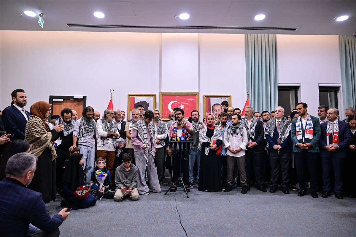 İsrail’in yasa dışı şekilde alıkoyduğu Küresel Sumud Filosu’ndaki Türk ve diğer ülke vatandaşları...