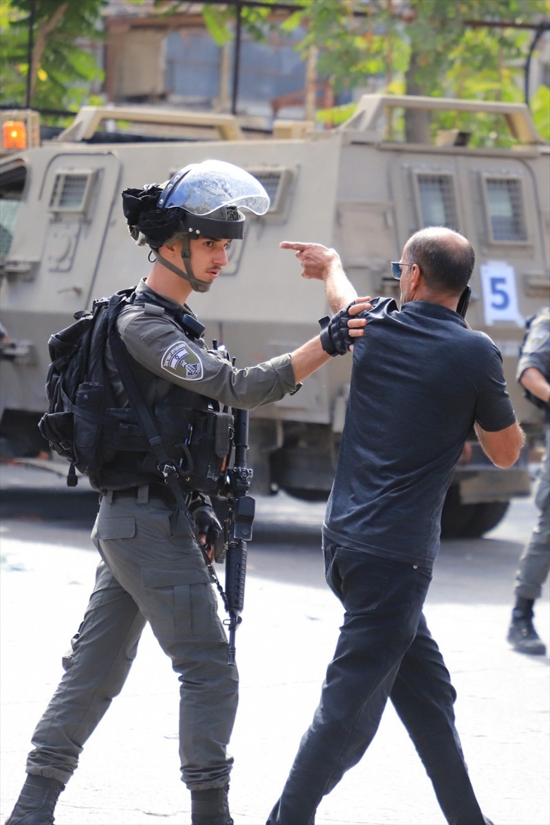 İsrail ordusu işgal altındaki Batı Şeria'nın güneyindeki El Halil kentine düzenlediği baskında 3...