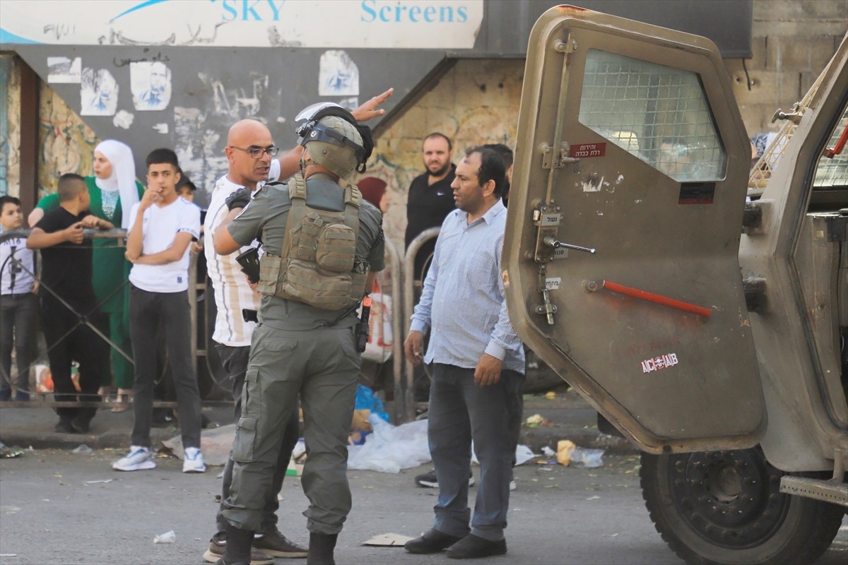 İsrail ordusu işgal altındaki Batı Şeria'nın güneyindeki El Halil kentine düzenlediği baskında 3...