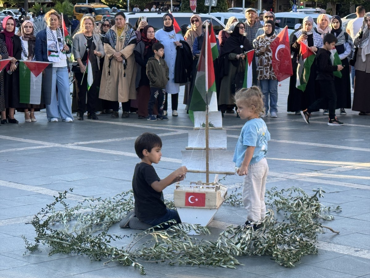 İsrail tarafından uluslararası sularda saldırıya uğrayıp alıkonulan Küresel Sumud Filosu'nda yer...