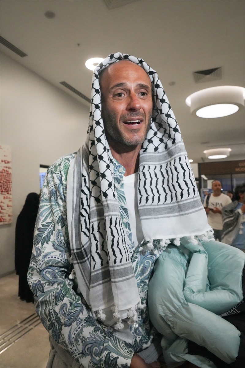 İsrail tarafından uluslararası sularda saldırıya uğrayıp alıkonulan Küresel Sumud Filosu'ndaki...