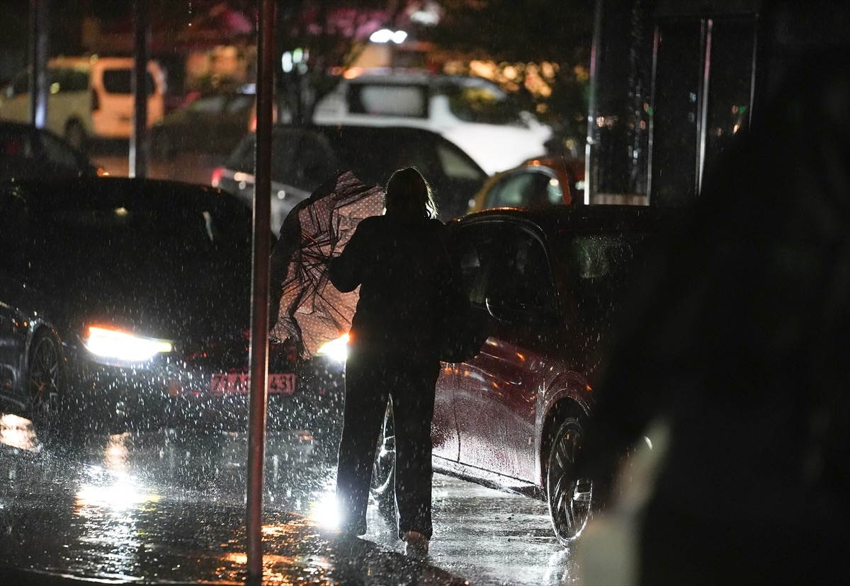 İstanbul'da bazı bölgelerde aralıklarla devam eden sağanak, hayatı olumsuz etkiliyor.