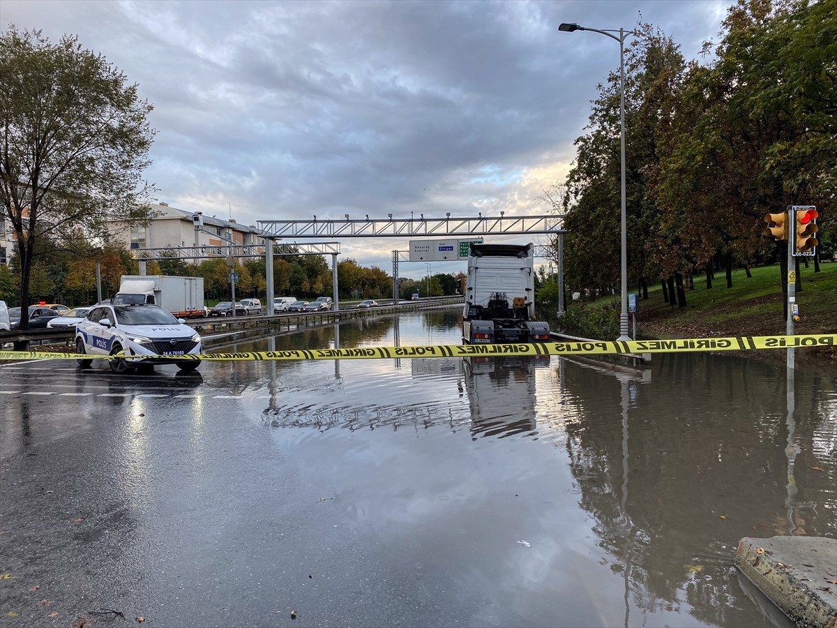 İstanbul'da gece saatlerinde etkili olan kuvvetli yağış nedeniyle su birikintilerinin oluştuğu...