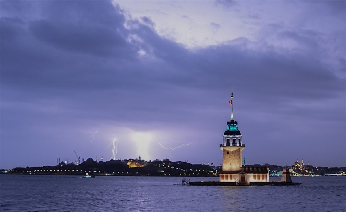 İstanbul'da gece saatlerinde yağmurla birlikte çakan şimşekler, Kız Kulesi ile birlikte...