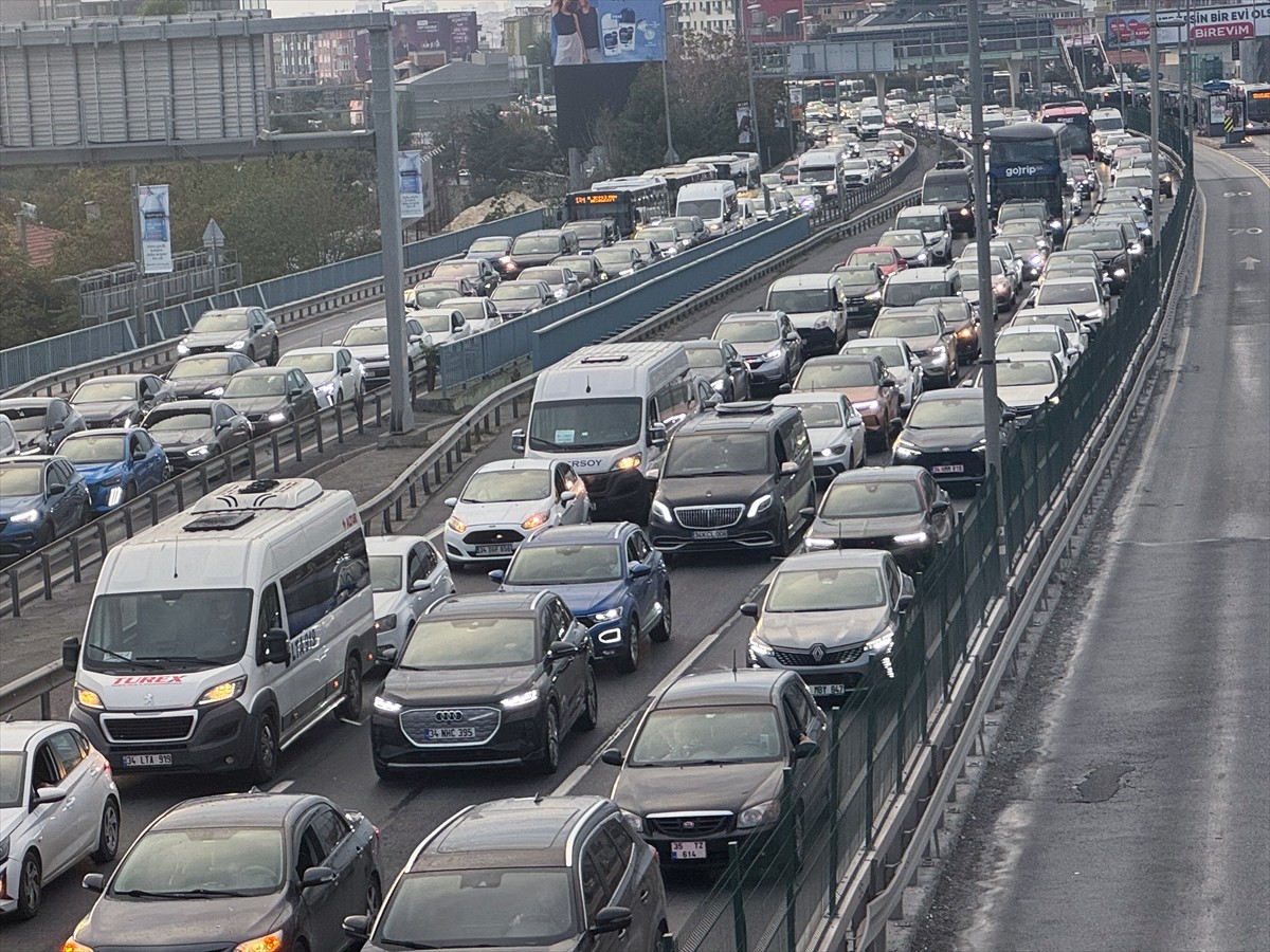 İstanbul'da, haftanın son mesai günü bitiminde ana arter, cadde ve yollardaki trafik yoğunluğu...