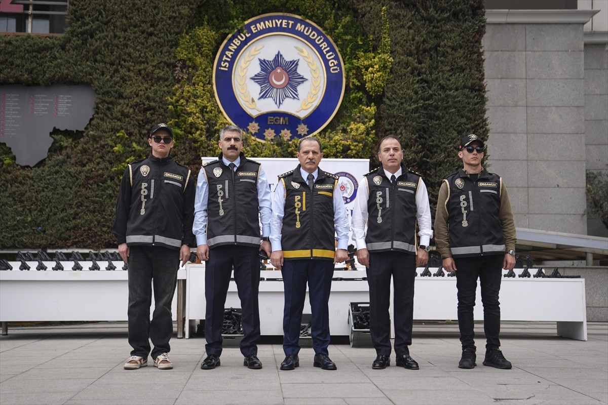 İstanbul'da, son bir ayda suç örgütlerine yönelik düzenlenen operasyonlarda gözaltına alınan 94...