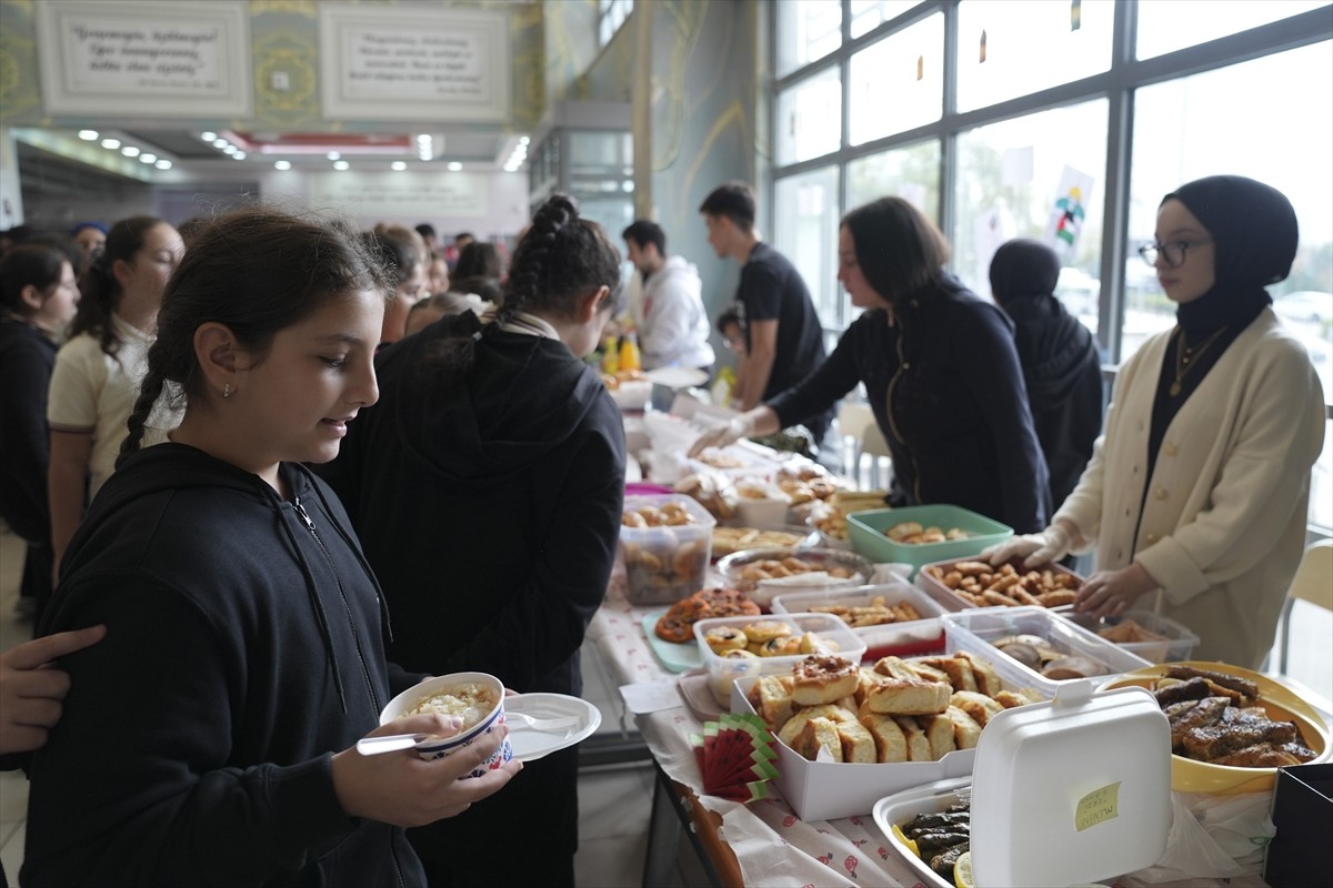 İstanbul'daki bazı okullarda Gazze'ye yardım için düzenlenen kermeste, öğrenciler kendi yaptıkları...