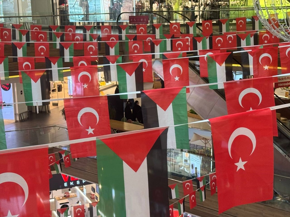 İstanbul'daki bazı sivil toplum kuruluşlarının (STK) öncülüğünde yürütülen "Gazze'ye Umut Ol"...