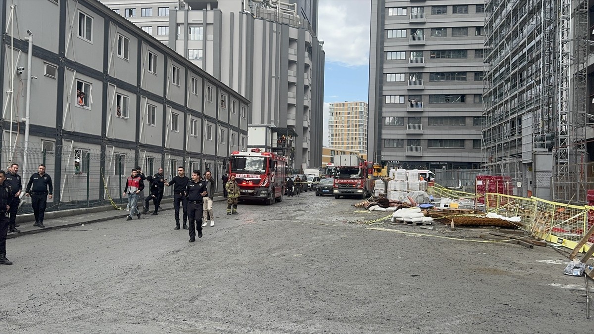 İstanbul Bahçelievler'de, bir inşaatın dış cephesinde asılı kalan asansörde bulunan işçiler...