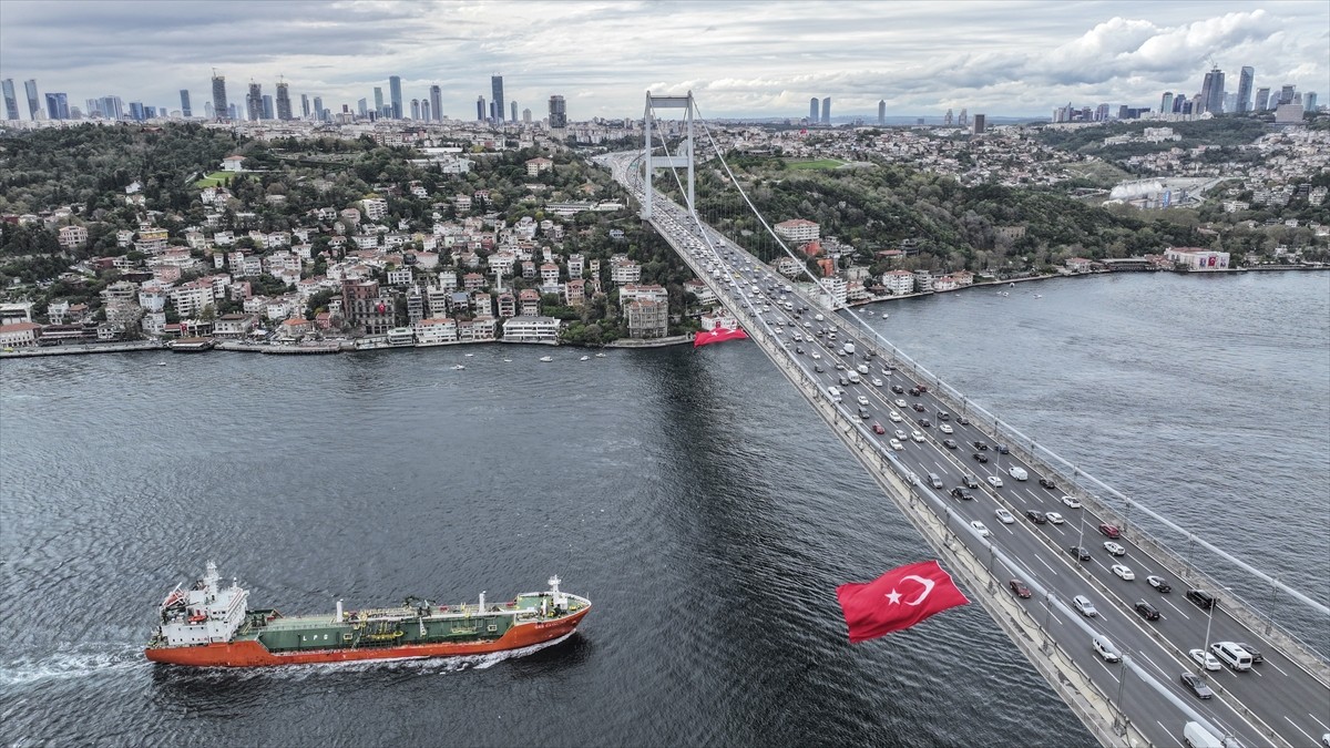 İstanbul Boğazı'ndaki köprülere, 29 Ekim Cumhuriyet Bayramı'nın 102. yıl dönümü dolayısıyla 15...
