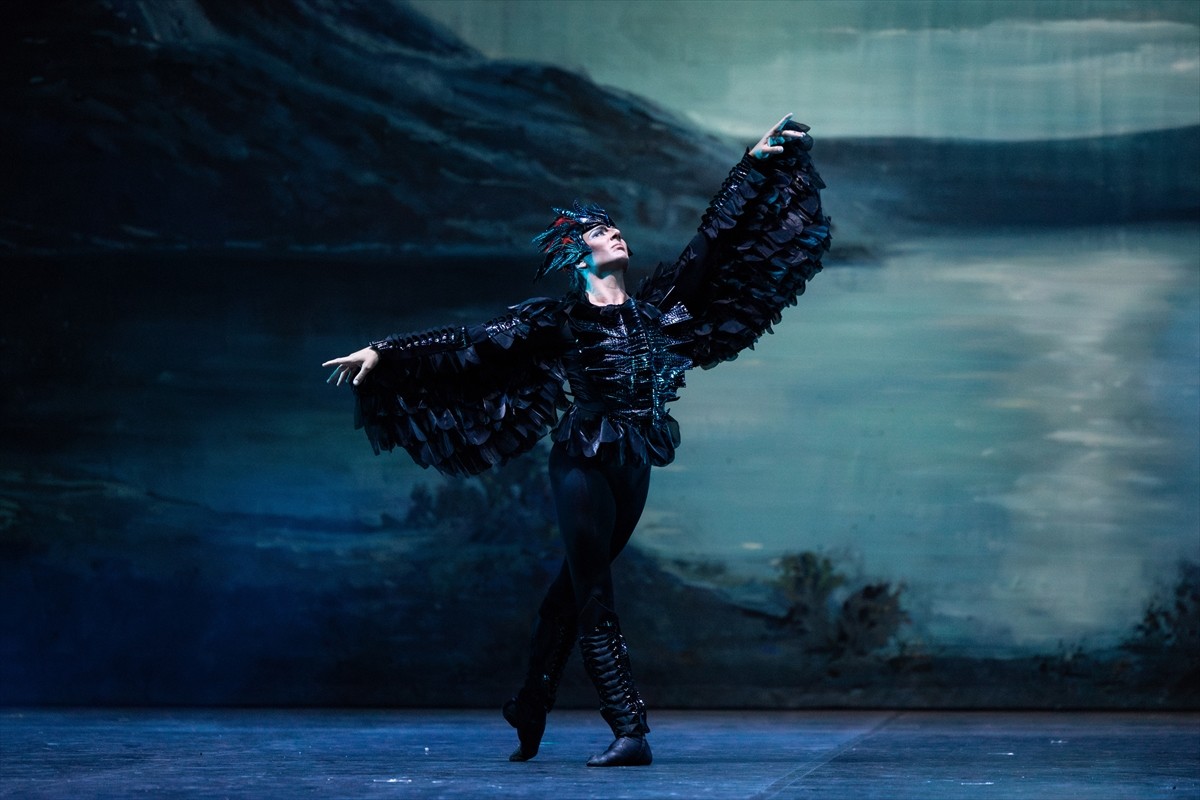 İstanbul Devlet Opera ve Balesinin (İDOB) sahnelediği "Kuğu Gölü" balesi, Atatürk Kültür Merkezi...