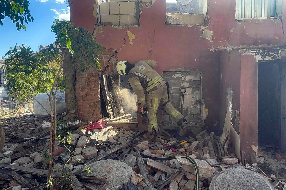 İstanbul Fatih'te metruk bir yapıda kısmi çökme meydana geldi. İhbar üzerine olay yerine polis...