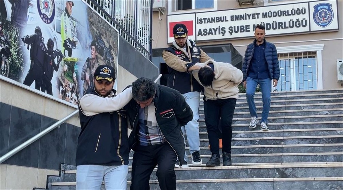 İstanbul Fatih'te, sokakta döviz bozdurma bahanesiyle turistlerden el çabukluğuyla para çaldığı...