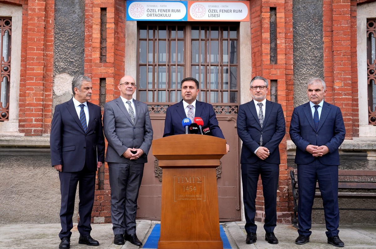 İstanbul İl Milli Eğitim Müdürü Murat Mücahit Yentür (ortada), Fatih'te bulunan Fener Rum...