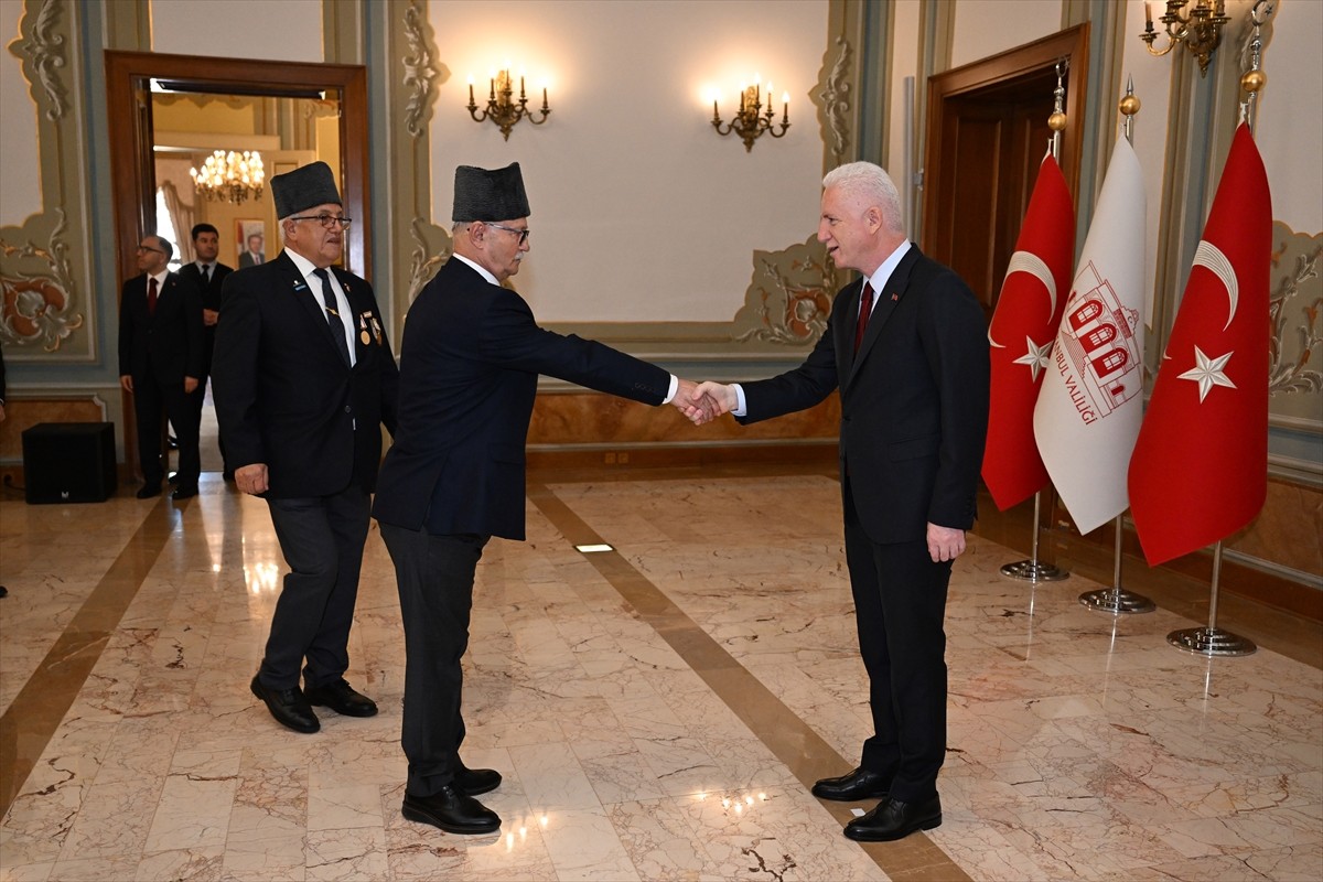 İstanbul Valisi Davut Gül (sağda), Cumhuriyet'in 102. yıl dönümü kutlamaları kapsamında İstanbul...