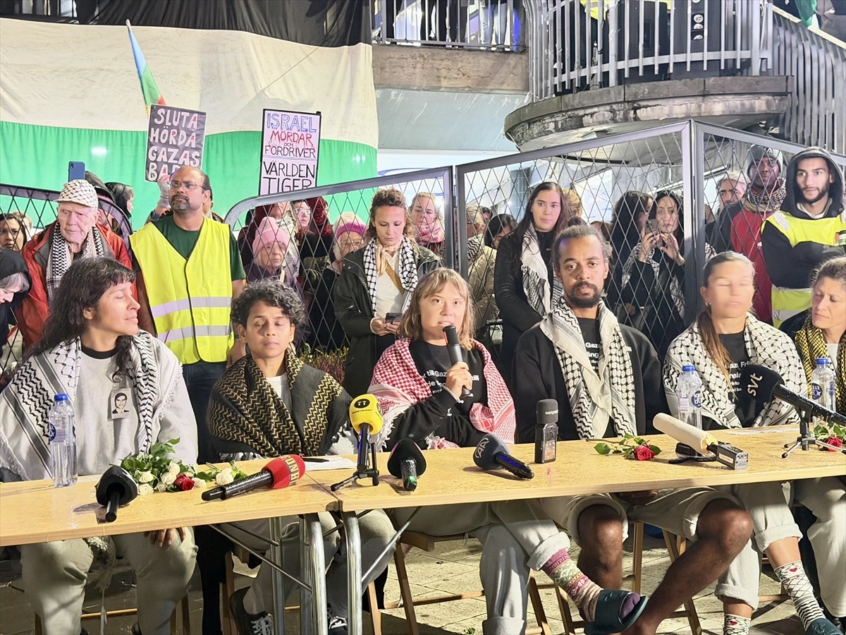 İsveçli çevre aktivisti Greta Thunberg (ortada), 9 İsveçli aktivist ile birlikte İsveç'in başkenti...