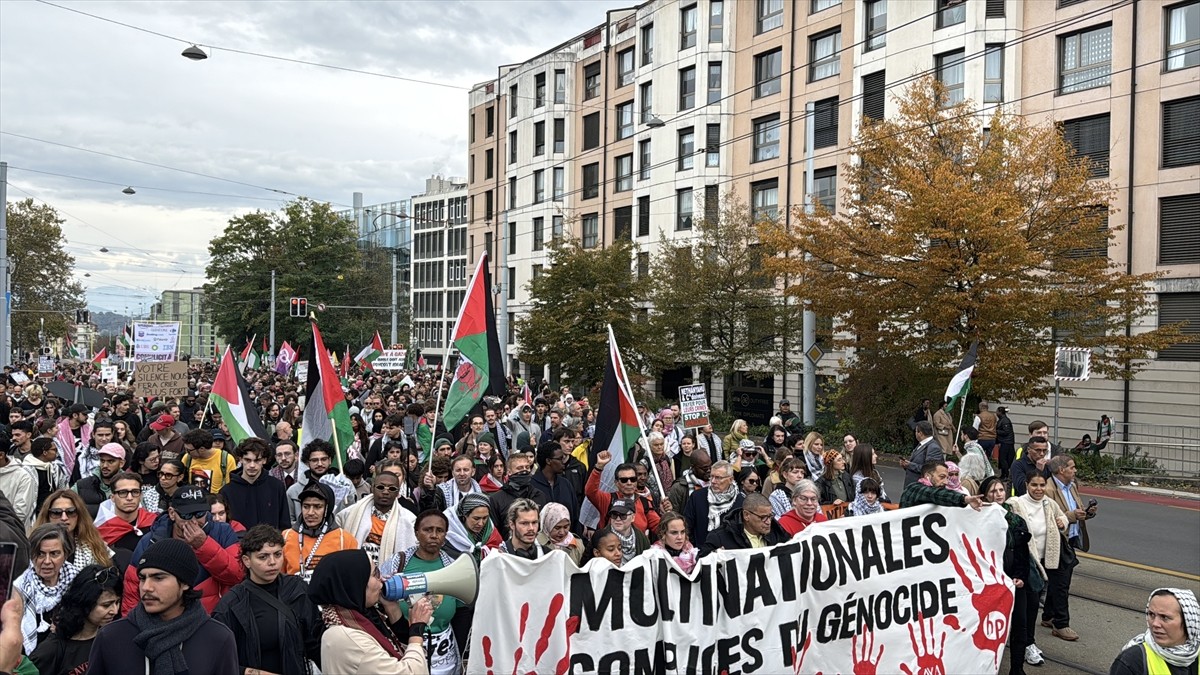 İsviçre'nin Cenevre kentinde binlerce kişi, Gazze'deki soykırıma tepki göstermek ve bunun son...