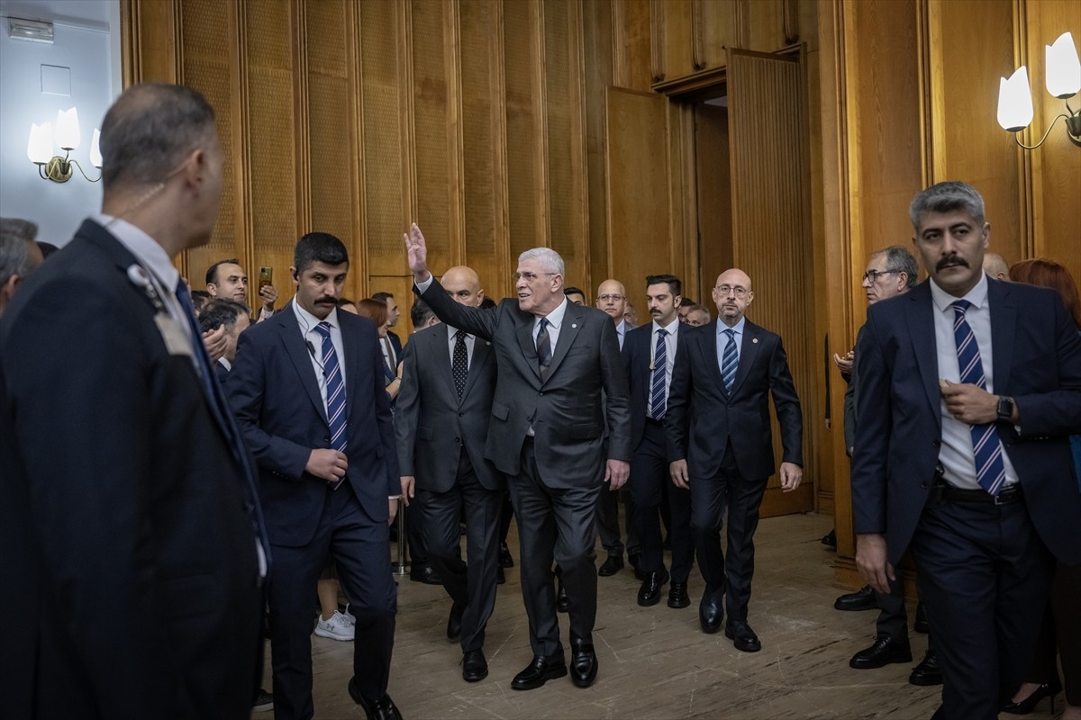 İYİ Parti Genel Başkanı Müsavat Dervişoğlu, partisinin TBMM Grup Toplantısı'na katıldı.