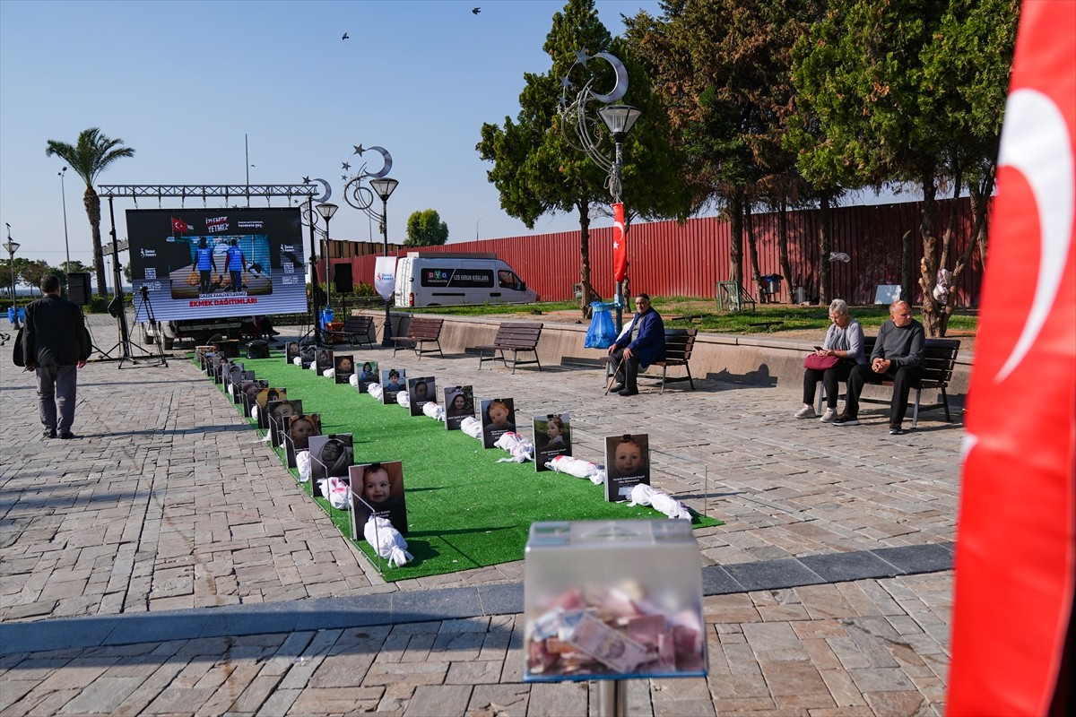 İzmir'de Deniz Feneri Derneğince Gazze'deki insanlık dramına dikkati çekmek amacıyla düzenlenen...