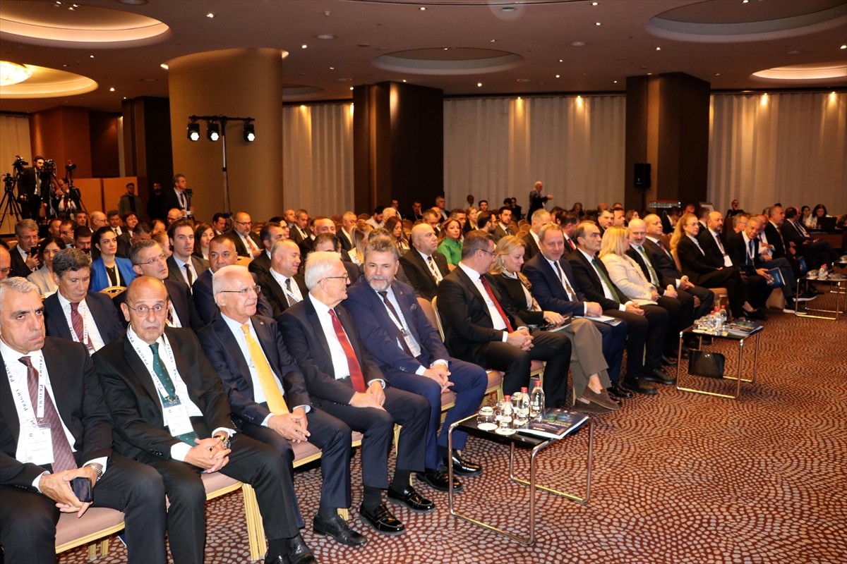 İzmir'de, Ege Sanayicileri ve İş İnsanları Derneği (ESİAD) tarafından savunma ve havacılık...