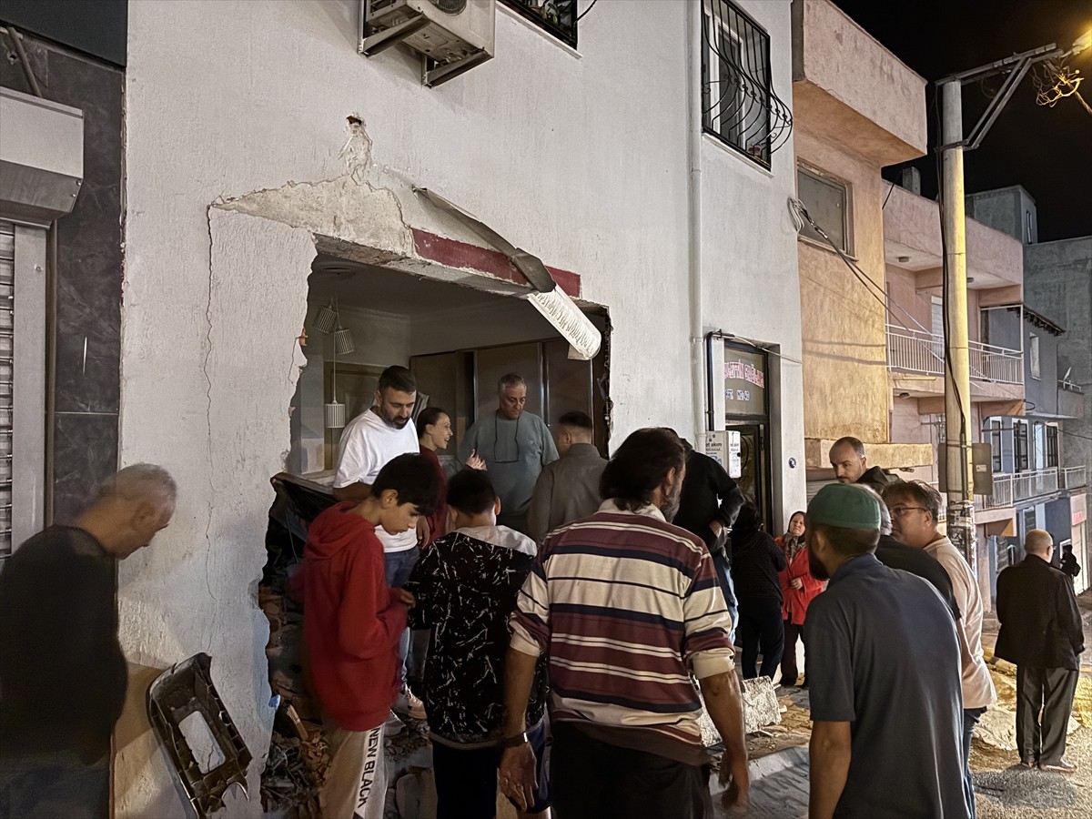 İzmir'in Bayraklı ilçesinde, freni boşalan kamyon 4 katlı bir apartmanın giriş katındaki dairenin...