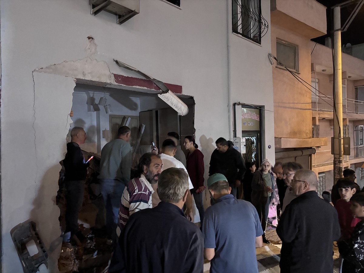 İzmir'in Bayraklı ilçesinde, freni boşalan kamyon 4 katlı bir apartmanın giriş katındaki dairenin...