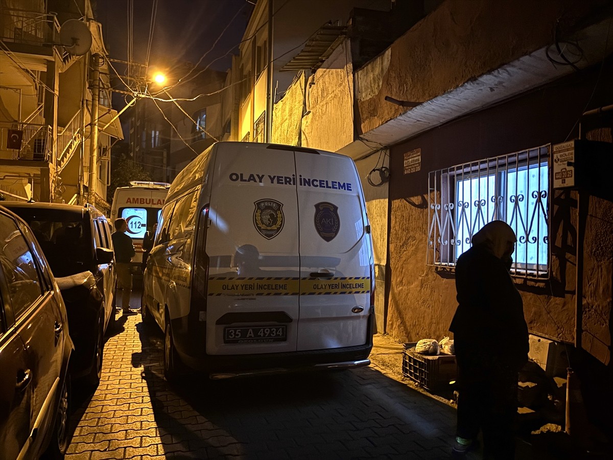 İzmir'in Bornova ilçesinde eşini tabancayla öldüren ve polisi arayarak ihbarda bulunan şüpheli...