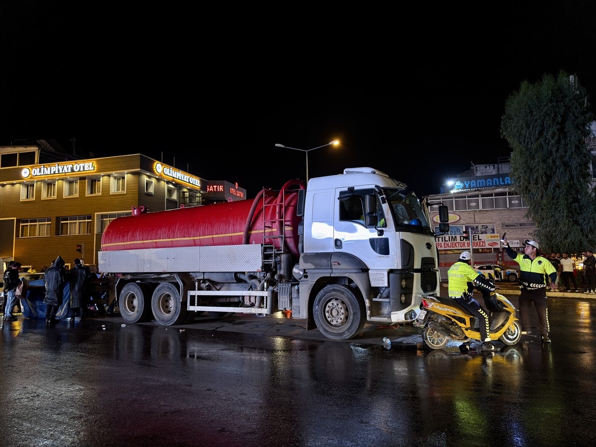 İzmir'in Bornova ilçesinde vidanjörle çarpışan motosikletin sürücüsü yaşamını yitirdi. İhbar...