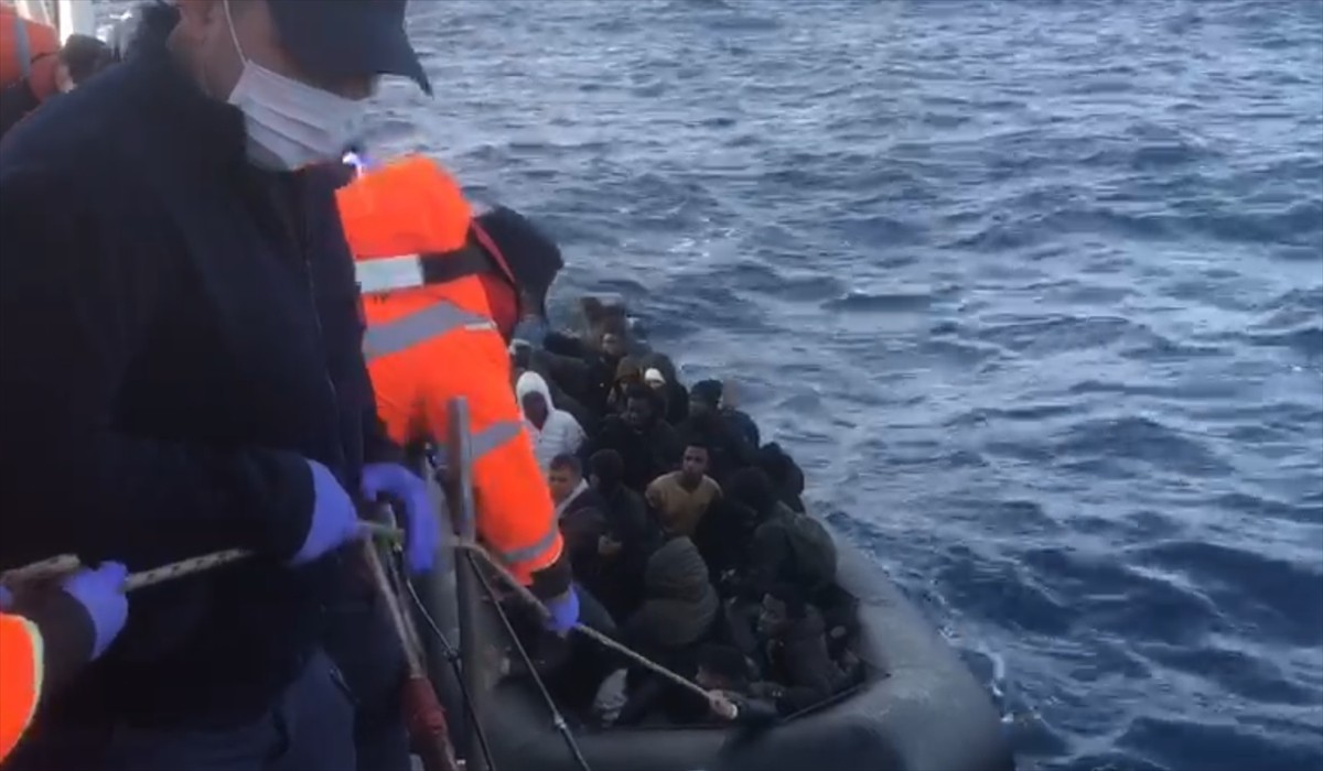 İzmir'in Foça ilçesi açıklarında 86 düzensiz göçmen yakalandı.