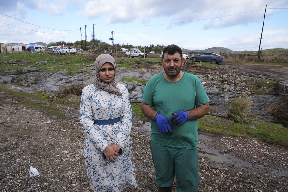 İzmir'in Foça ilçesinde dün yaşanan sağanak sonrası meydana gelen selde zarar görenler...