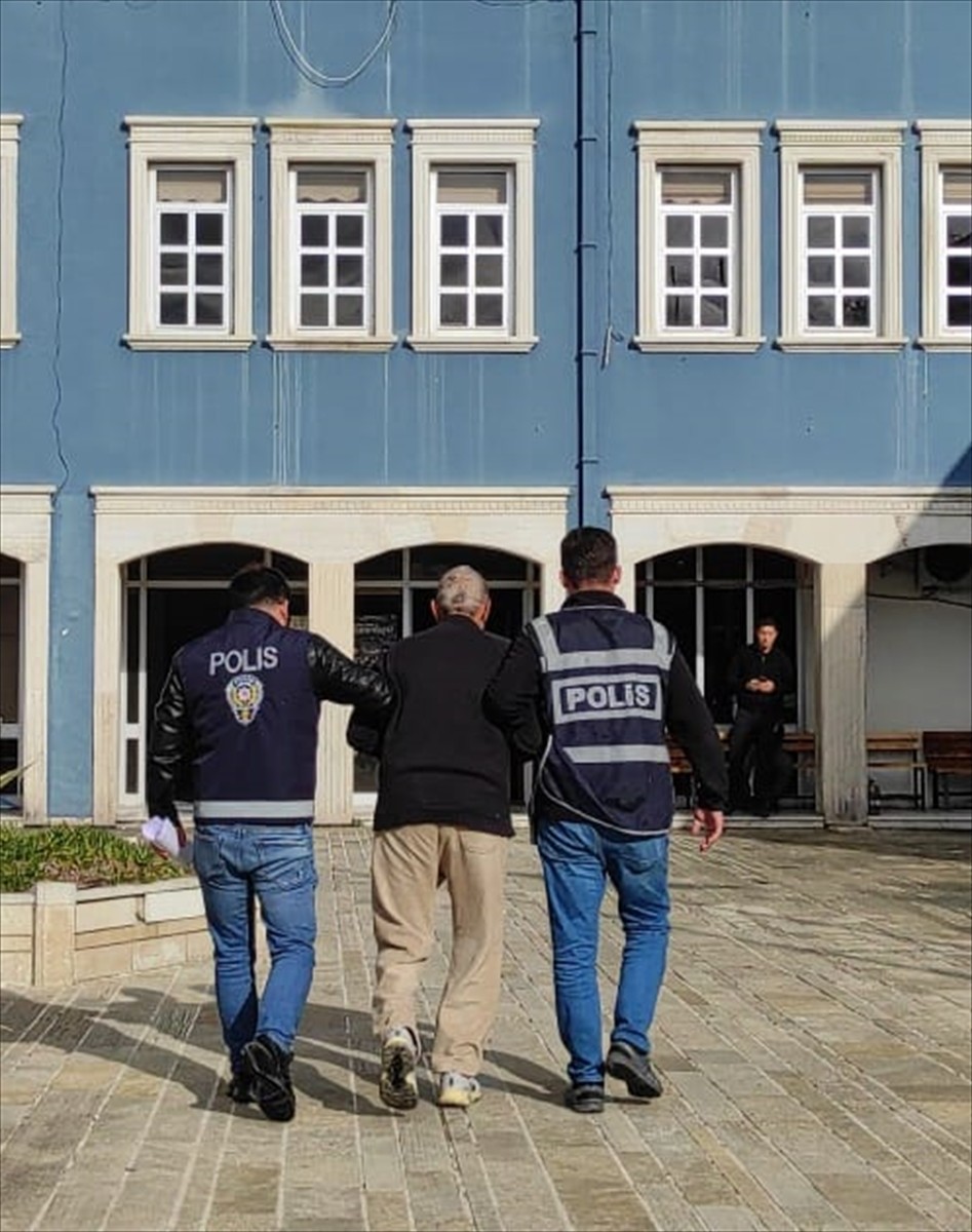 İzmir'in Foça ilçesinde "cinsel istismar" suçundan 16 yıl kesinleşmiş hapis cezasıyla aranan...
