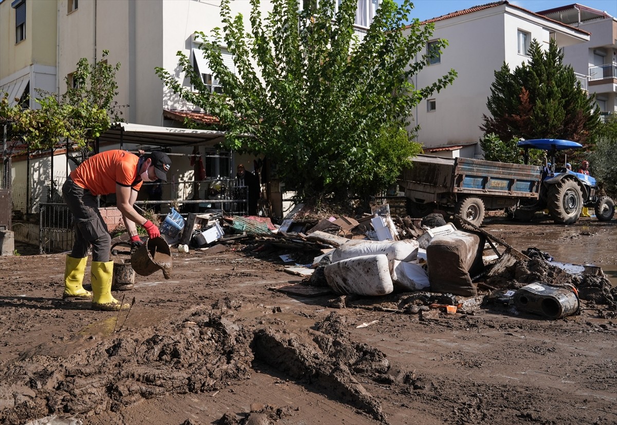 İzmir'in Foça ilçesinde sağanak ve şiddetli yağış nedeniyle oluşan selin yaraları sarılıyor. Selin...