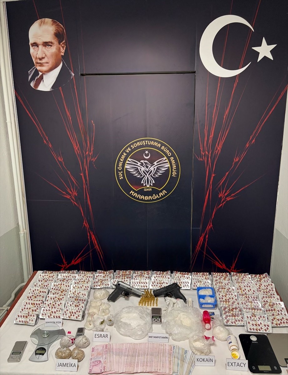 İzmir'in Karabağlar ilçesinde uyuşturucu operasyonunda 4 şüpheli gözaltına alındı. Ev ve...