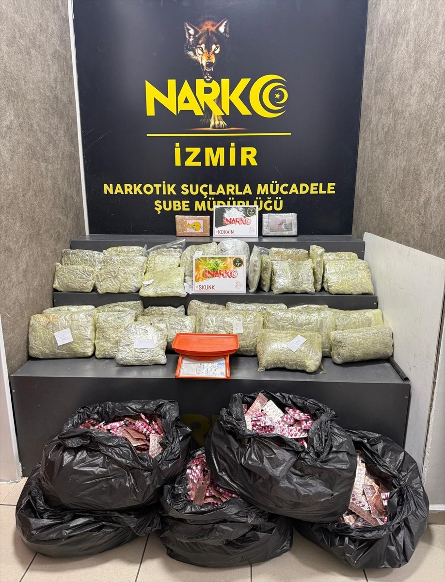 İzmir'in Konak ilçesinde düzenlenen uyuşturucu operasyonunda 28 kilo 240 gram esrar ve skunk, 2...