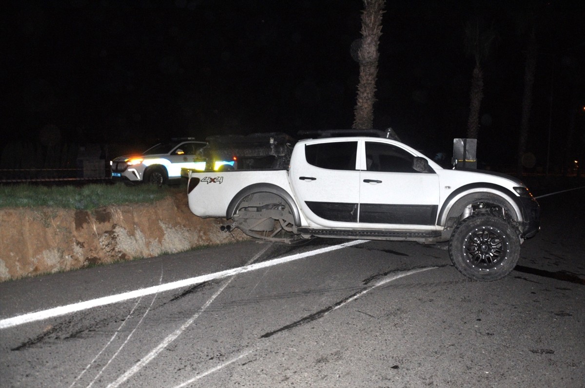 İzmir'in Ödemiş ilçesinde otomobil ile pikabın çarpışması sonucu 3'ü çocuk 6 kişi...