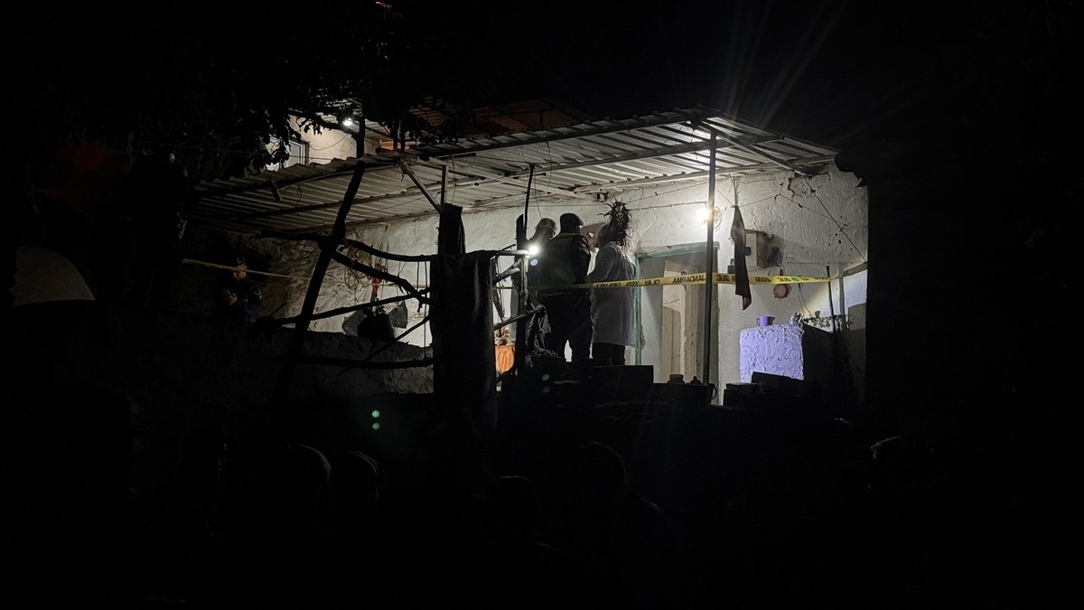 İzmir'in Tire ilçesinde bir kişi, tartıştığı oğlunu av tüfeğiyle öldürdü, eşini ağır yaraladı....