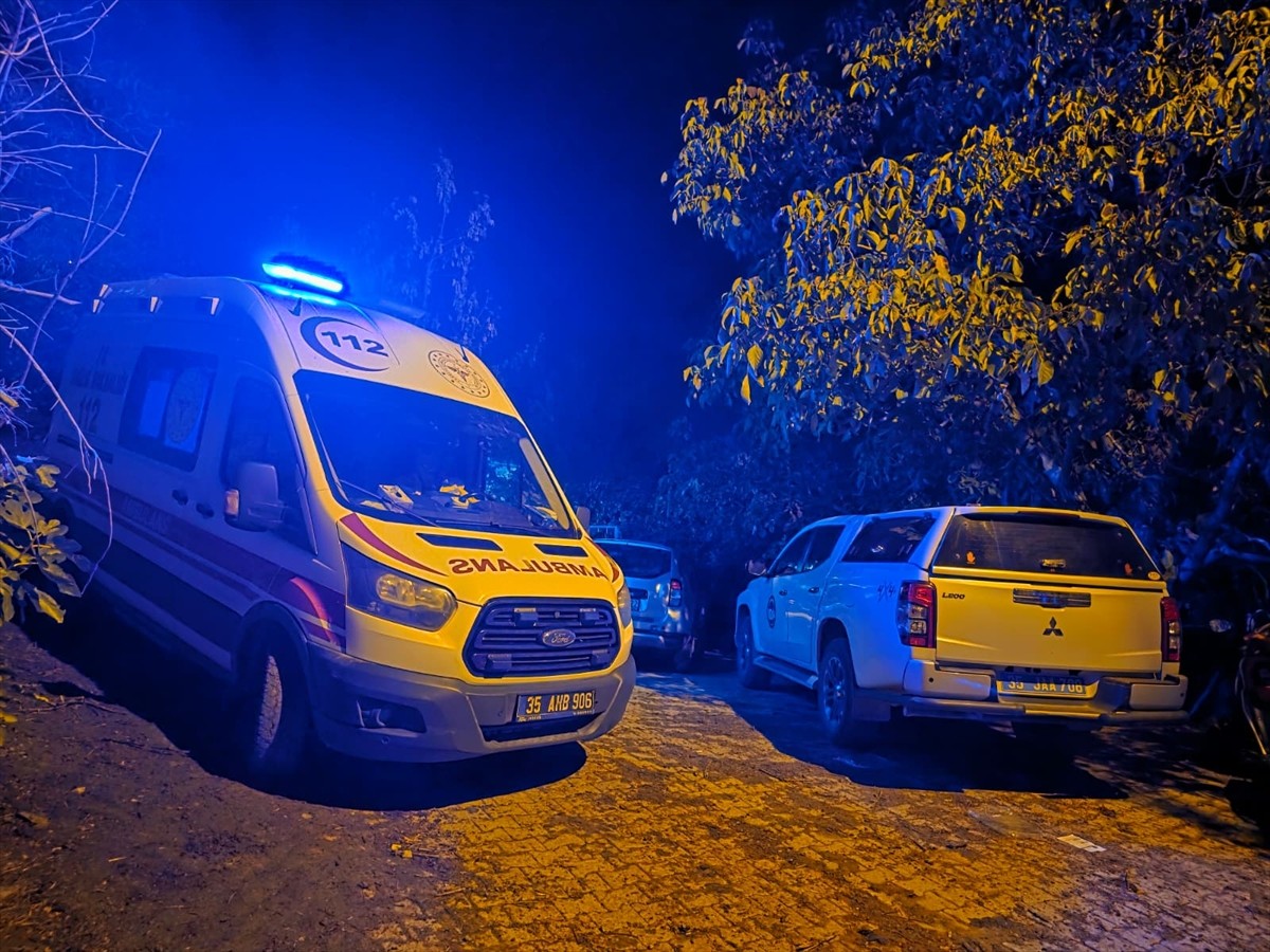 İzmir'in Tire ilçesinde bir kişi, tartıştığı oğlunu av tüfeğiyle öldürdü, eşini ağır yaraladı....