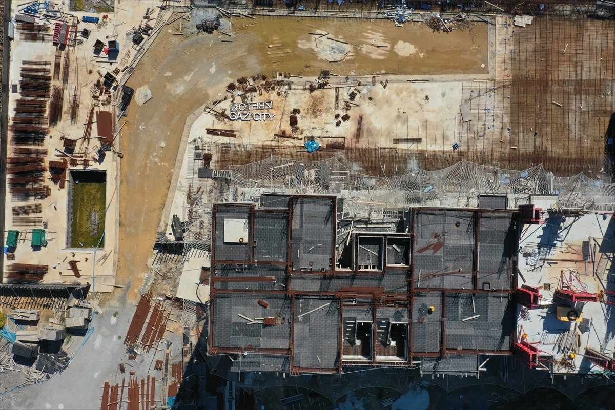 İzmir Büyükşehir Belediyesinin Gaziemir ilçesinde başlattığı konut projesi ilerlemediği için...