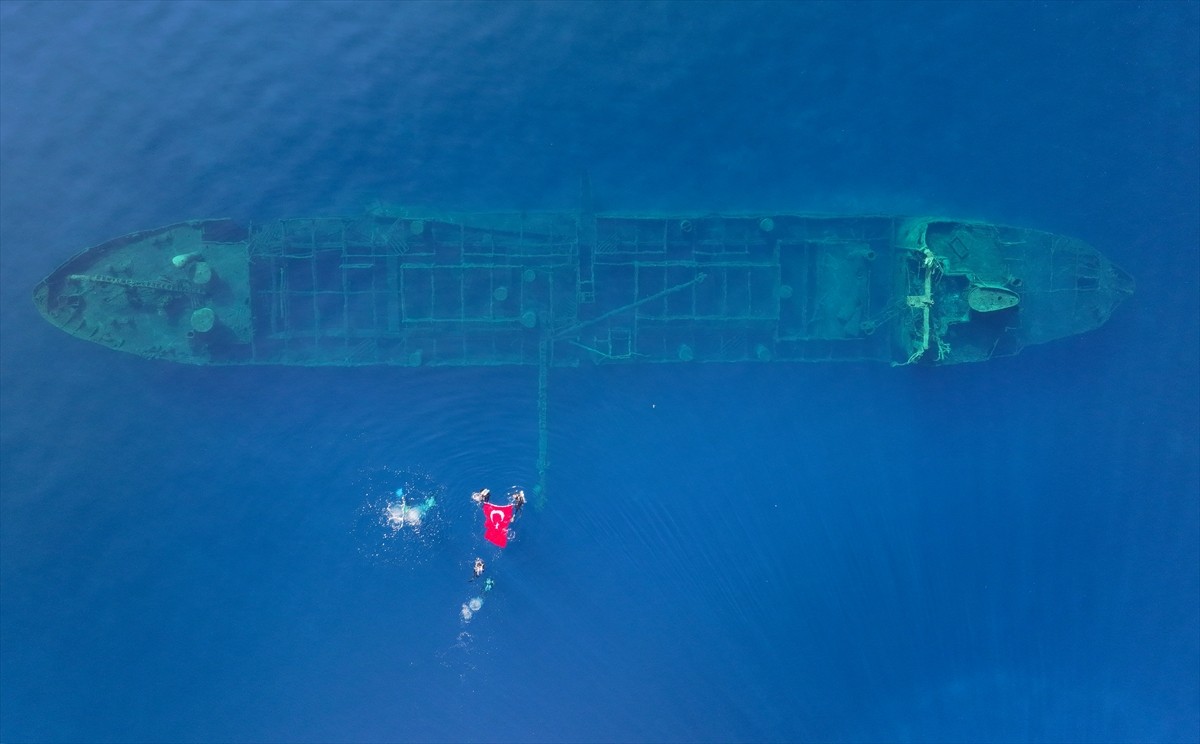 İzmir Deniz Polisi’ne bağlı kurbağa adamlar, 29 Ekim Cumhuriyet Bayramı dolayısıyla Çeşme...