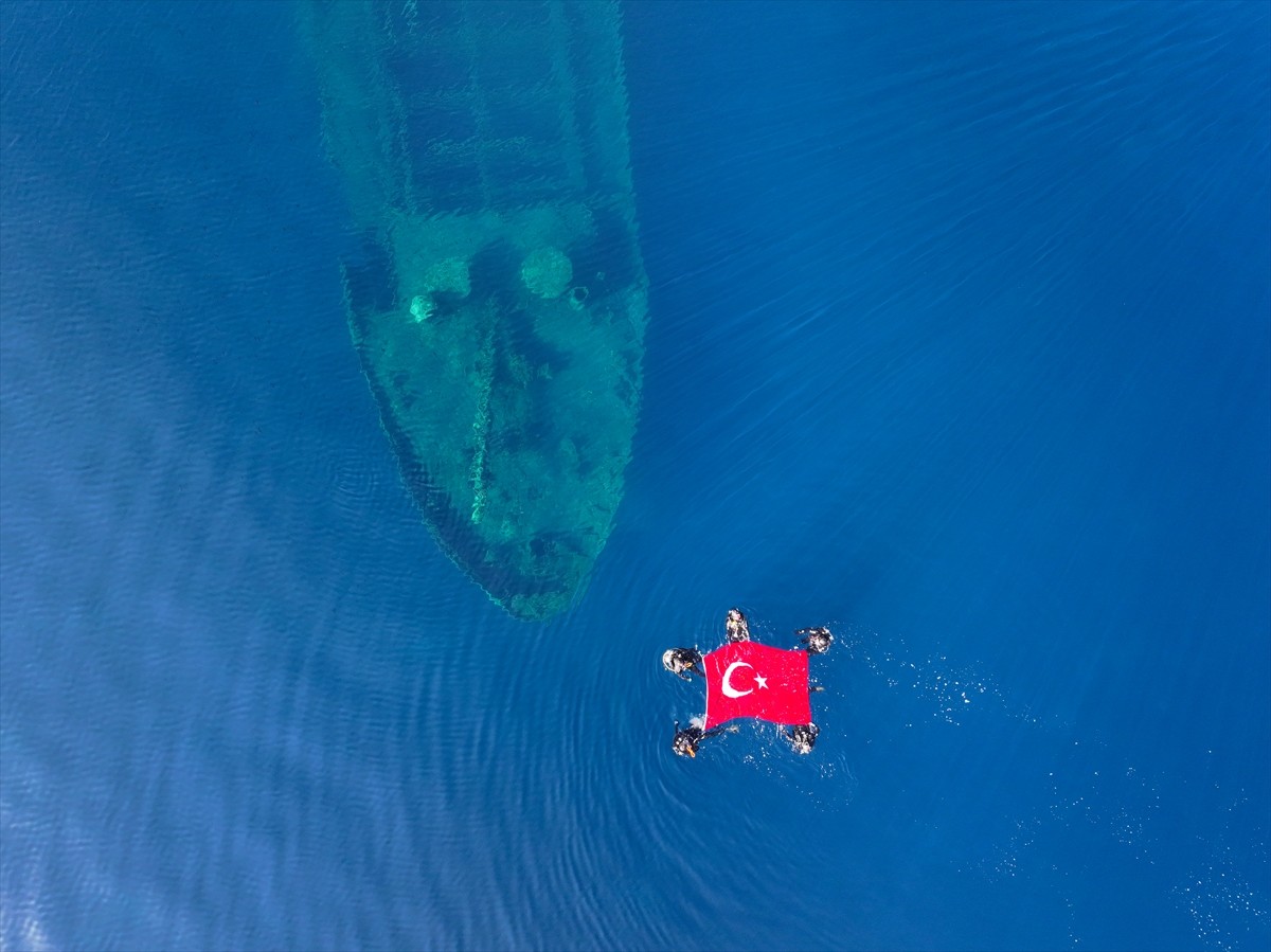 İzmir Deniz Polisi’ne bağlı kurbağa adamlar, 29 Ekim Cumhuriyet Bayramı dolayısıyla Çeşme...