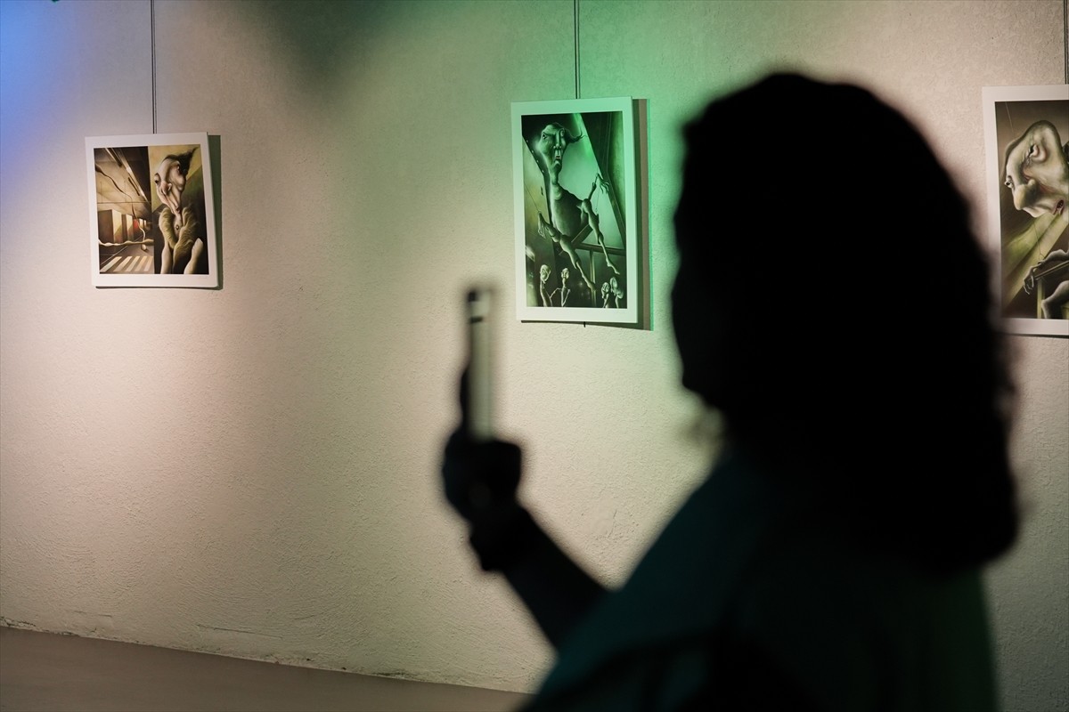 İzmir Kültür Yolu Festivali kapsamında "Hatırla! Kimsin?" illüstrasyon sergisi sanatseverlerle...