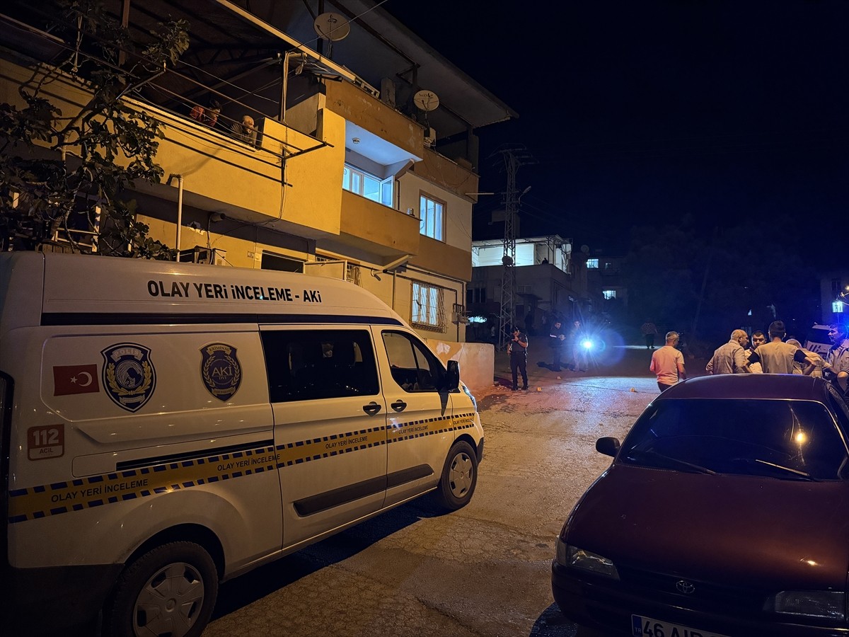 Kahramanmaraş'ın Dulkadiroğlu ilçesinde çıkan kavgada 6 kişi bıçakla yaralandı. Çevredekilerin...