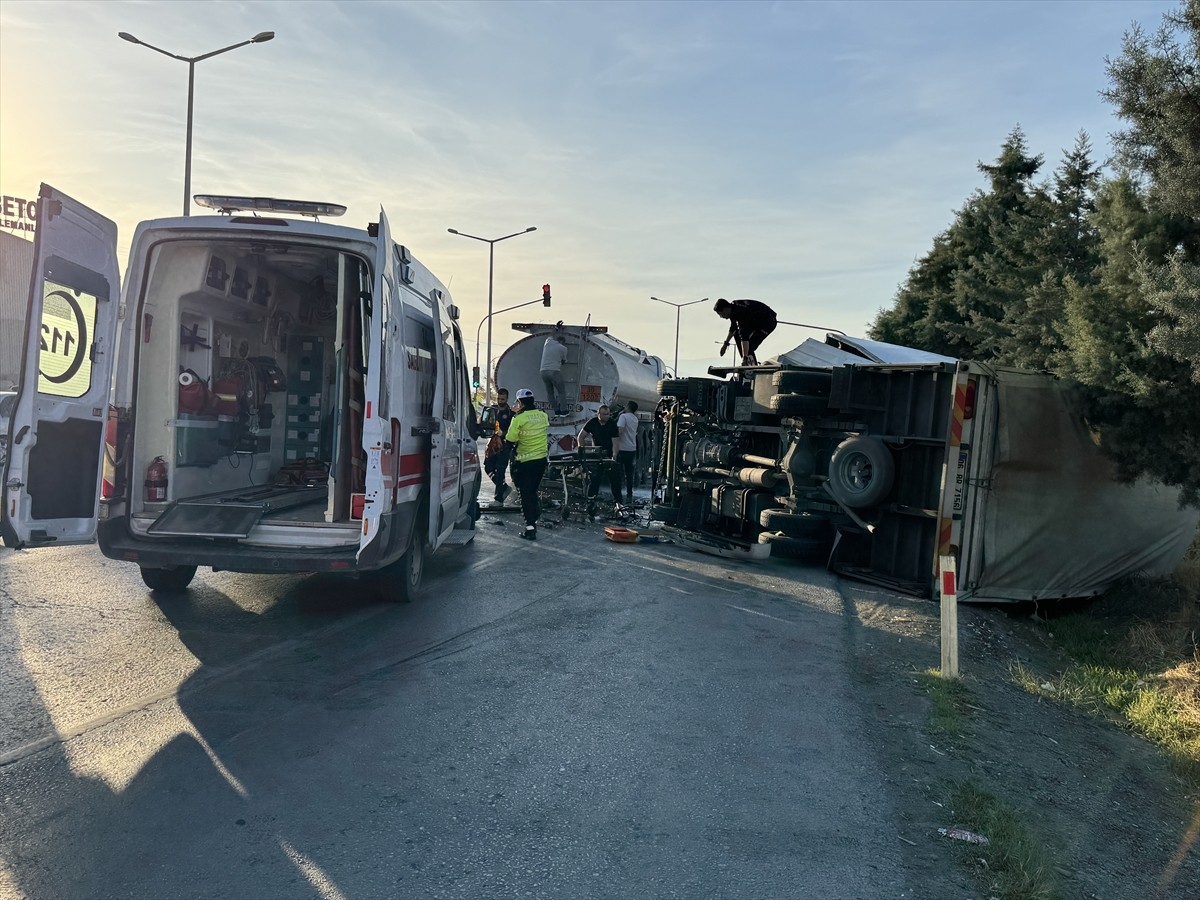 Kahramanmaraş'ın Onikişubat ilçesinde akaryakıt tankerine çarpan kamyonun sürücüsü hayatını...