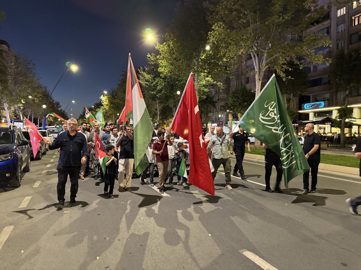 Kahramanmaraş'ta, Anadolu Gençlik Derneği (AGD) öncülüğünde İsrail'in Gazze'ye yönelik...